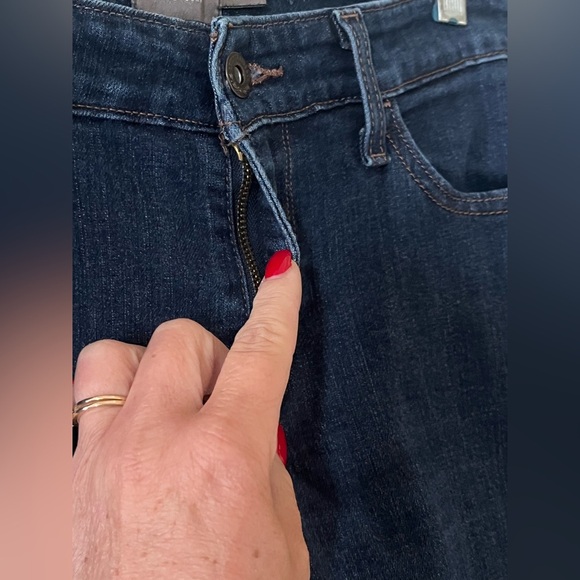 Levi’s Vintage Darker Washed Cropped Women's Jeans Size 6/28 - Picture 9 of 14